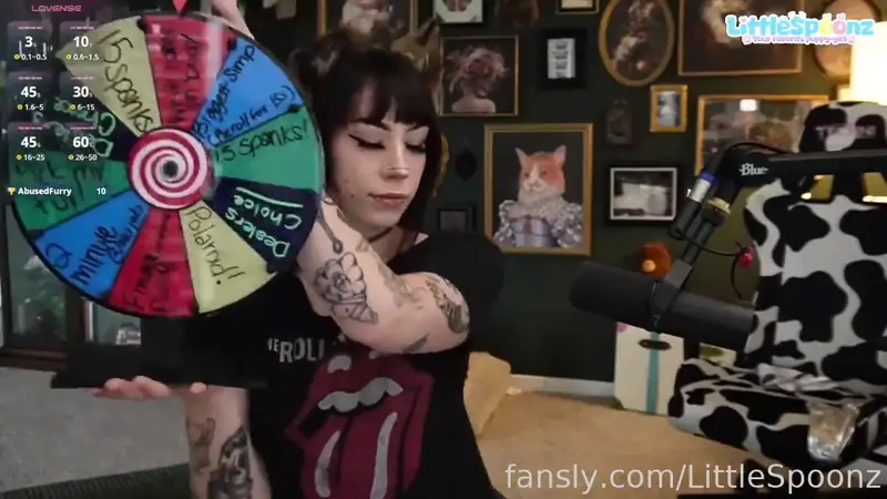Littlespoonz uses a vibrator and a fuck machine to finger her tattooed pussy