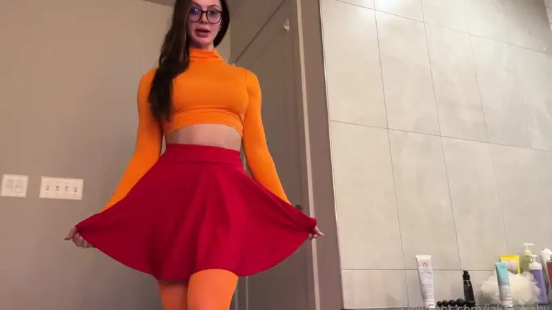 Jakara Bella flaunts her perky tits in sexy lingerie and seduces you