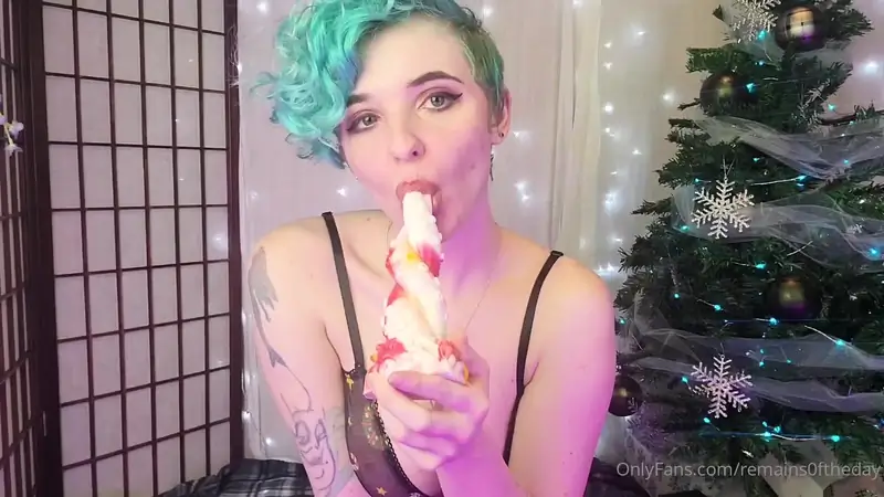 Remains0fTheDay Pumps Her Pussy With A Dildo Under Her Christmas Tree