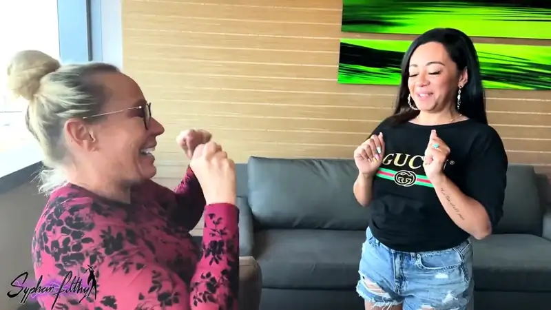 Mellanie Monroe gets a lesson in Spanish from her naughty teacher