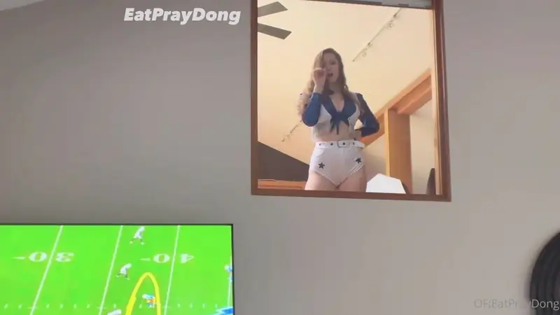 Eat Pray Dong's BJ distracts her BF from his job - watch now!