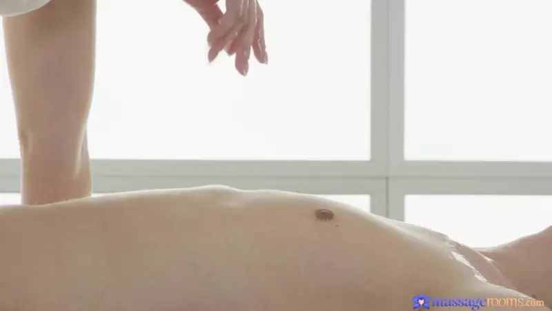 Masseuse Realsybil Gives A BJ Under The table