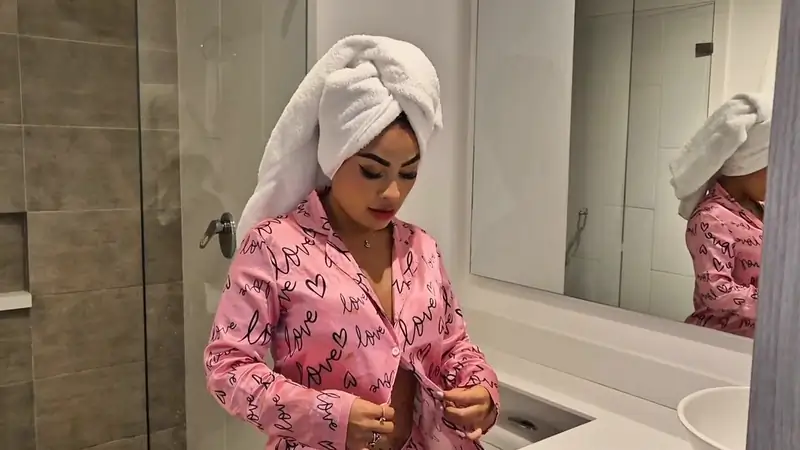 Aleja Palacios Sits On Her Boyfriend's Face
