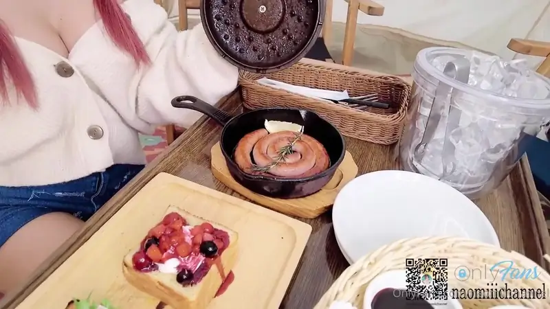 Cute Naomiii Channel Gets Plowed After Eating
